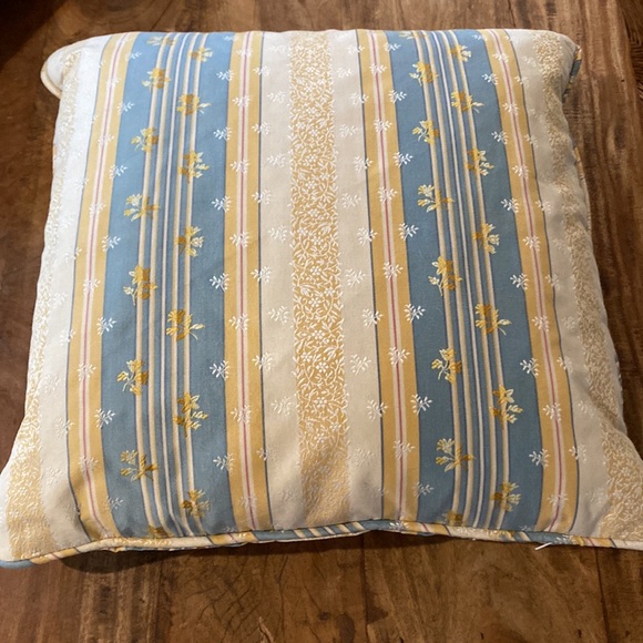 Pierre Deux maintenon blue fabric custom made pillows (2) - Picture 2 of 7